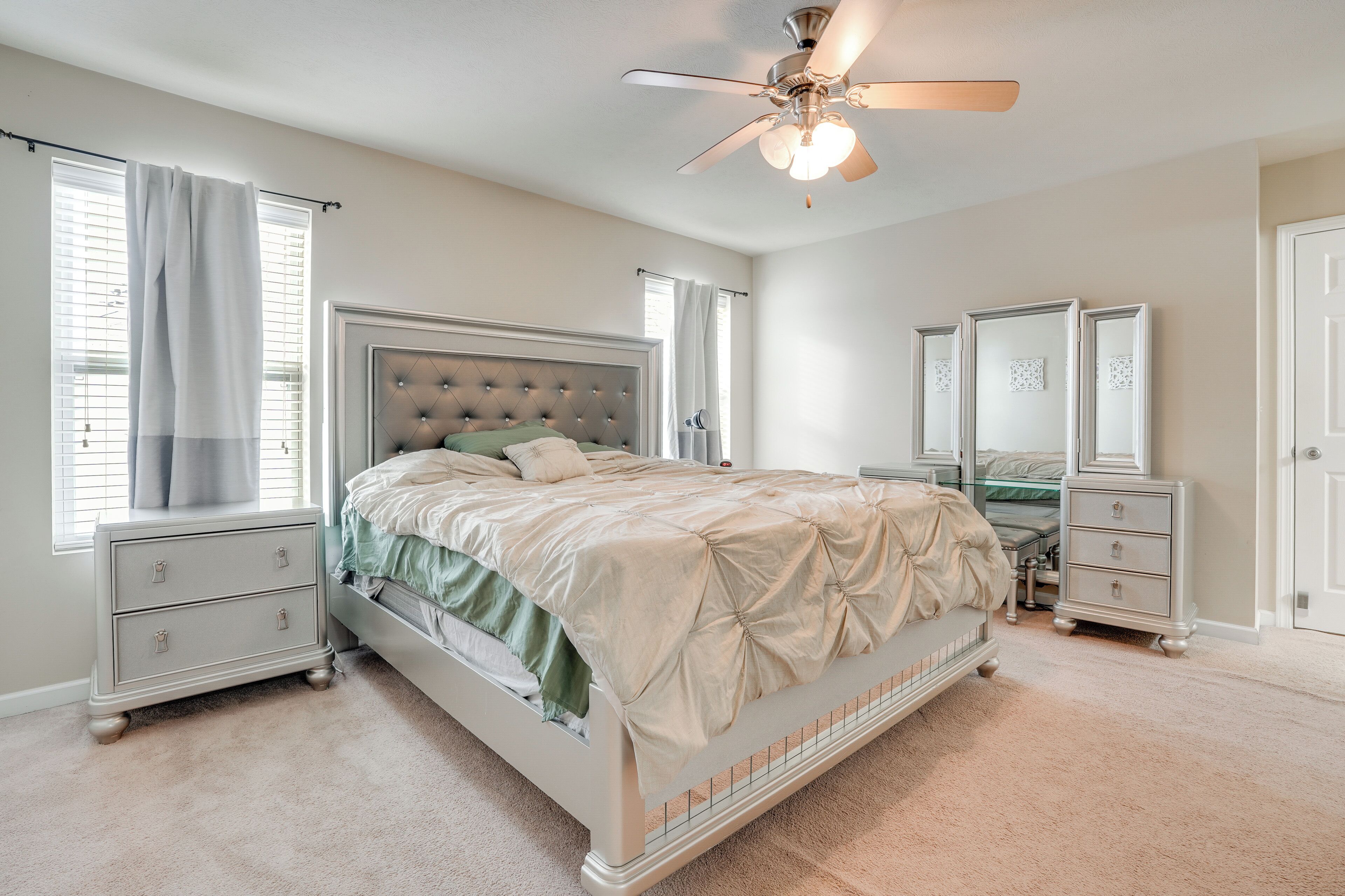 4 bedrooms, desk, iron/ironing board, internet