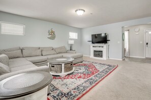 TV, fireplace