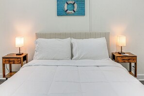 1 bedroom, Internet, bed sheets - 2 Mi to Beach: Couple's Retreat in Galveston (Galveston)