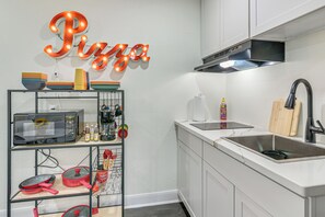 Fridge, microwave, coffee/tea maker, cookware/dishes/utensils - 2 Mi to Beach: Couple's Retreat in Galveston (Galveston)