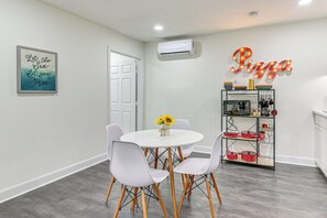 Dining - 2 Mi to Beach: Couple's Retreat in Galveston (Galveston)