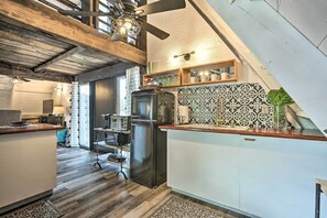 Jääkaappi, mikroaaltouuni, kahvin-/teenkeitin, leivänpaahdin