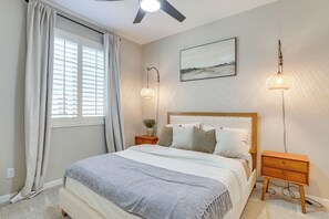 4 bedrooms, iron/ironing board, Internet, bed sheets - Serene Outdoor Space: Group Getaway in Maricopa! (Maricopa)