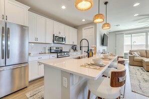 Fridge, microwave, stovetop, dishwasher - Serene Outdoor Space: Group Getaway in Maricopa! (Maricopa)