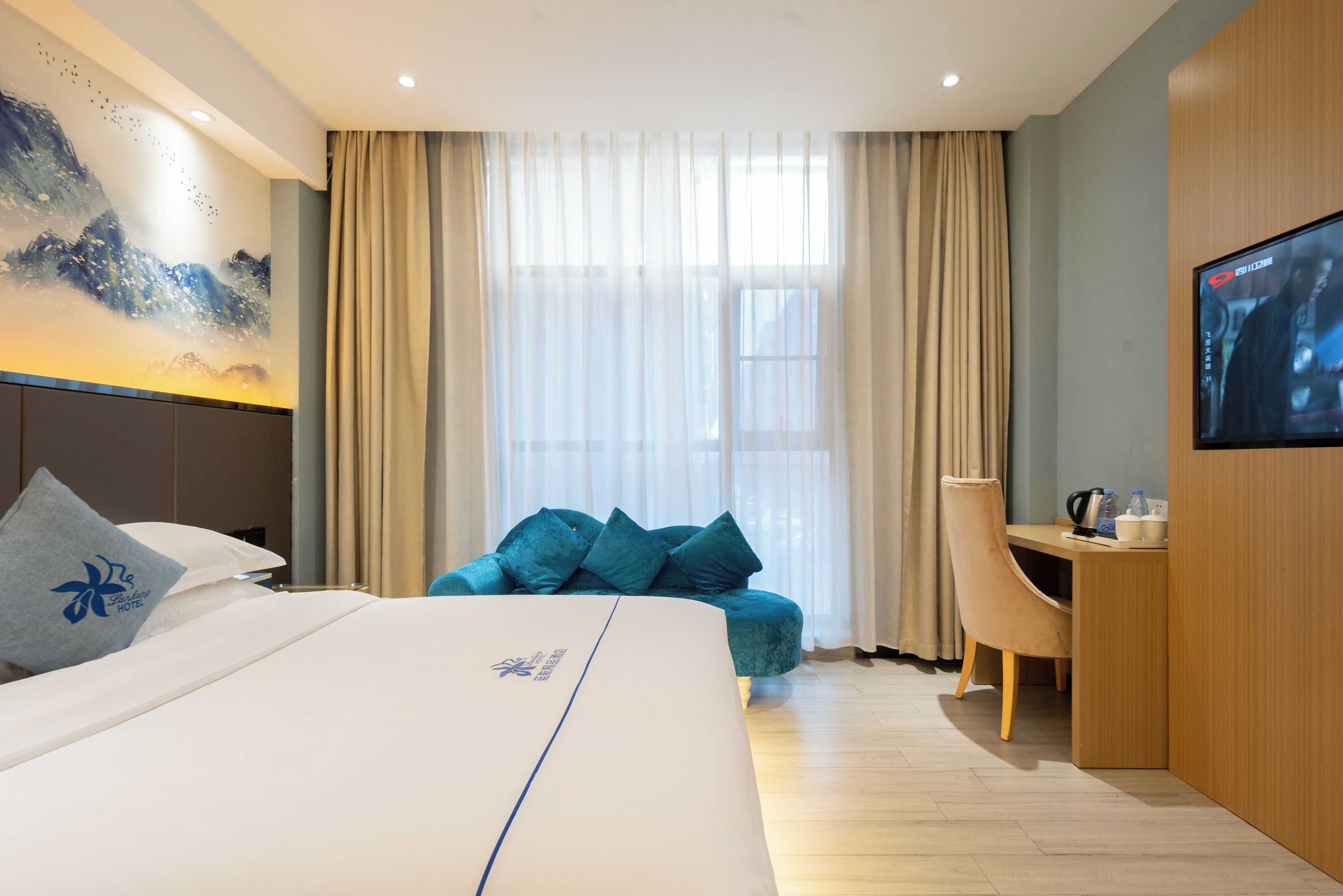 City tweepersoonskamer, uitzicht op de stad | Een bureau, een laptopwerkplek, verduisterende gordijnen