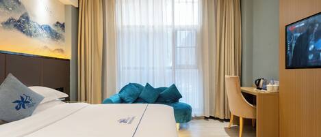 Escritorio, espacio para trabajar con laptop y cortinas blackout