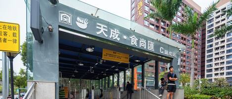 A modern building with a covered entrance and a sign indicating it is a C-studio.