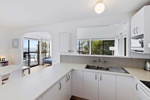 Fridge, microwave, oven, stovetop - Manyana Beach Break ~ Fantastic deck and with panoramic views (Manyana)