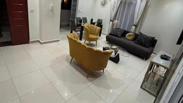 Ático familiar, vistas a la ciudad | Zona de estar