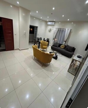 Ático familiar, vistas a la ciudad | Zona de estar