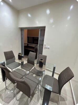 Family Penthouse, City View | Dining - Résidence Hibiscus  (Yaoundé)