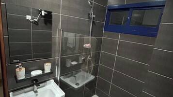 Family Penthouse, City View | Bathroom