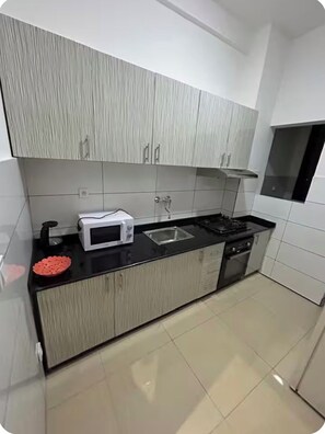 Family Penthouse, City View | Private kitchen - Résidence Hibiscus  (Yaoundé)