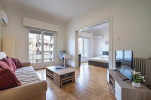 Tabla de planchar con plancha, internet y ropa de cama 