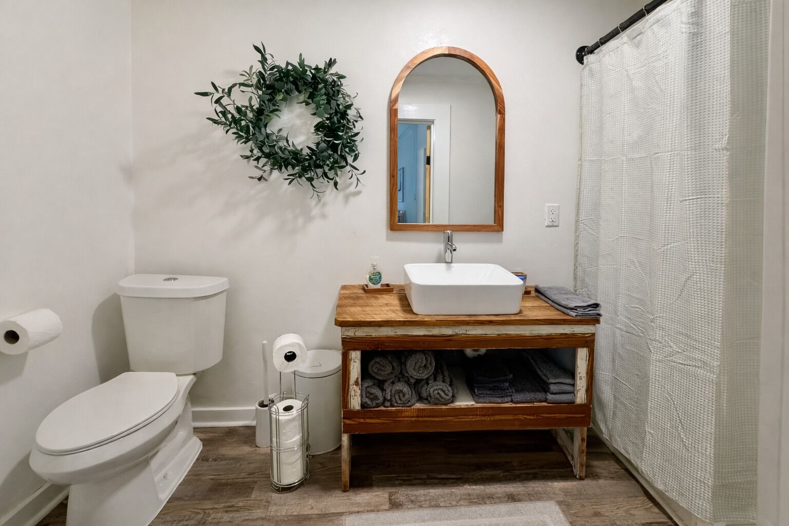 Douche, sèche-cheveux, serviettes fournies, savon