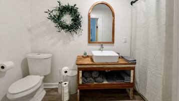 Douche, sĂšche-cheveux, serviettes fournies, savon