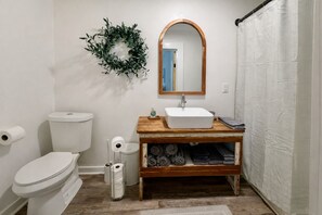 Douche, sèche-cheveux, serviettes fournies, savon