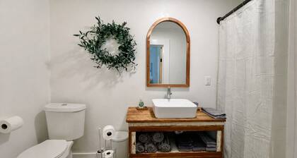 King City Suite/1Bed Downtown Walking Distance