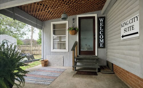 King City Suite/1Bed Downtown Walking Distance