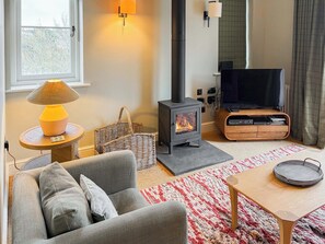 TV, fireplace - 4 bedroom accommodation in St Mawes (St Mawes)