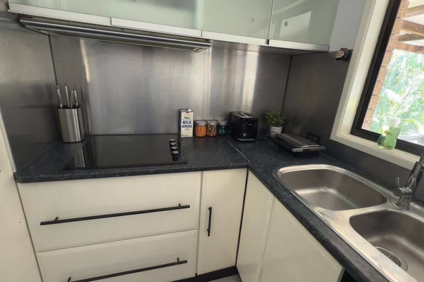 Refrigerador, microondas, horno, placa de cocina