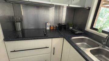 Refrigerador, microondas, horno, placa de cocina
