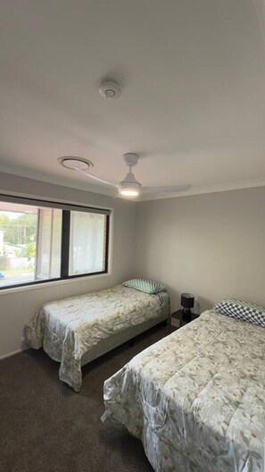 Iron/ironing board, WiFi, bed sheets - House with huge back yard and side access, 11 Beds (Riverview)