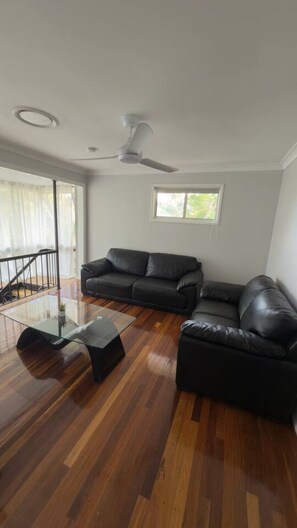 Smart TV - House with huge back yard and side access, 11 Beds (Riverview)