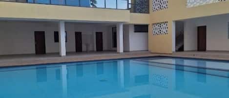 Huoneisto, 2 makuuhuonetta, esteetön, parveke | Uima-allas | Ulkouima-allas