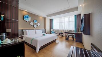 Lyxigt dubbelrum - utsikt mot staden | Skrivbord, arbetsyta för laptop, mörkläggningsgardiner och ljudisolering