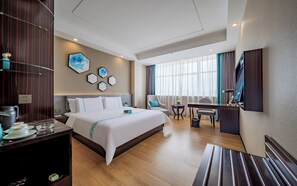 Luxury-Doppelzimmer, Stadtblick | Schreibtisch, laptopgeeigneter Arbeitsplatz, Verdunkelungsvorhänge