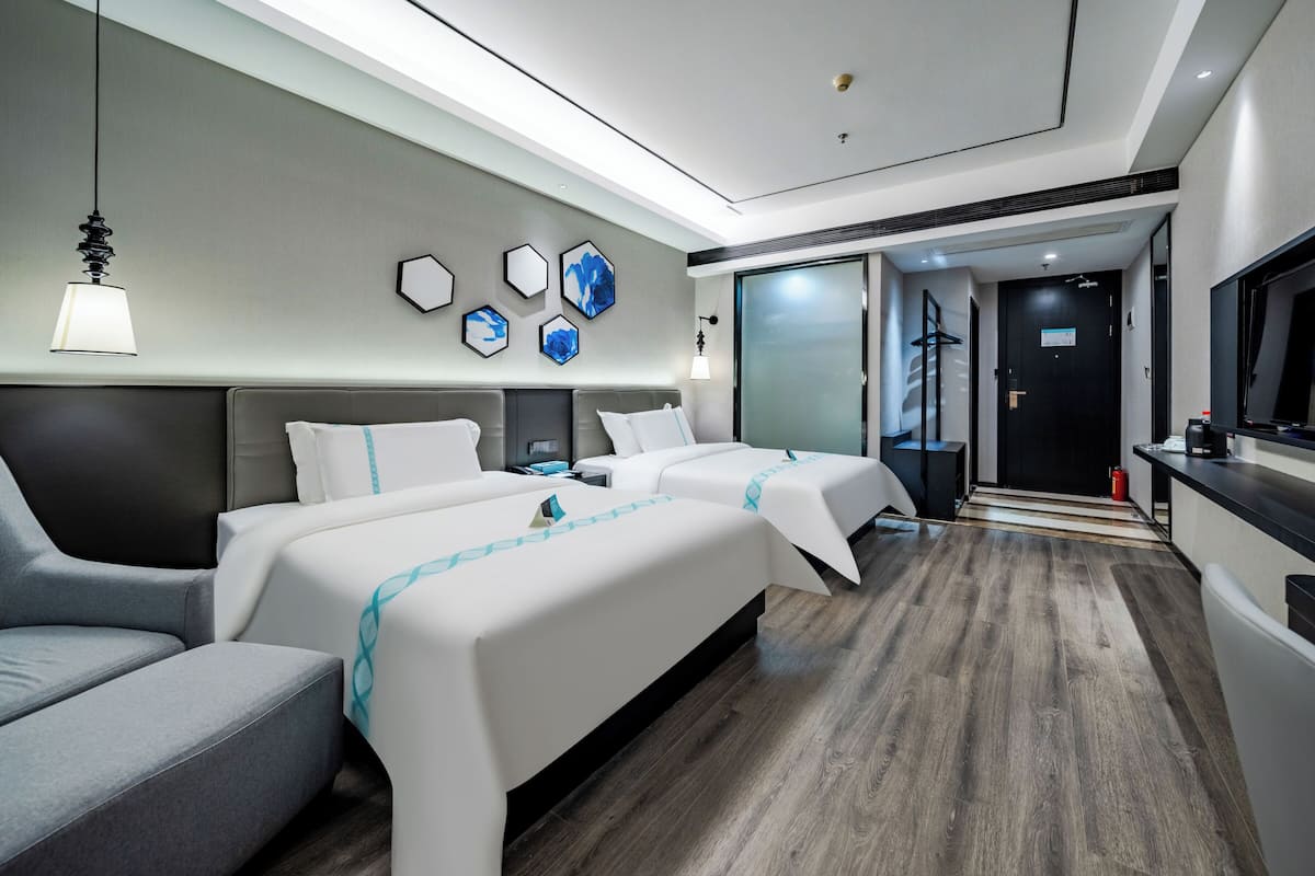 Habitación superior con 2 camas individuales | Escritorio, espacio para trabajar con laptop y cortinas blackout