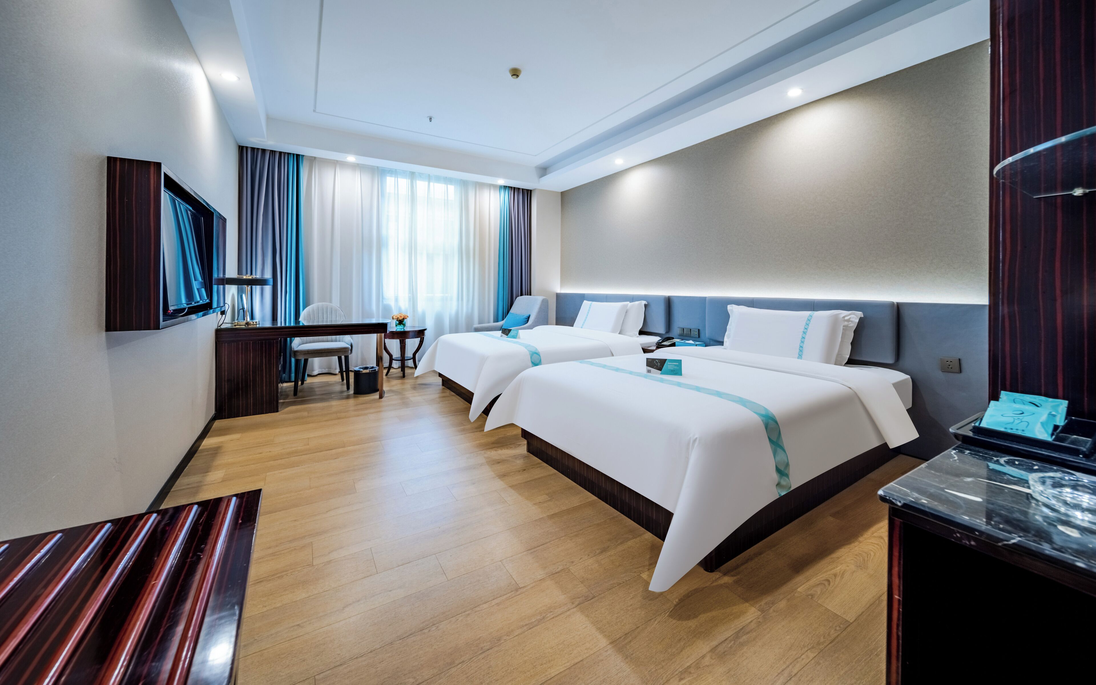 Superior Twin Room | Desk, laptop workspace, blackout drapes, soundproofing