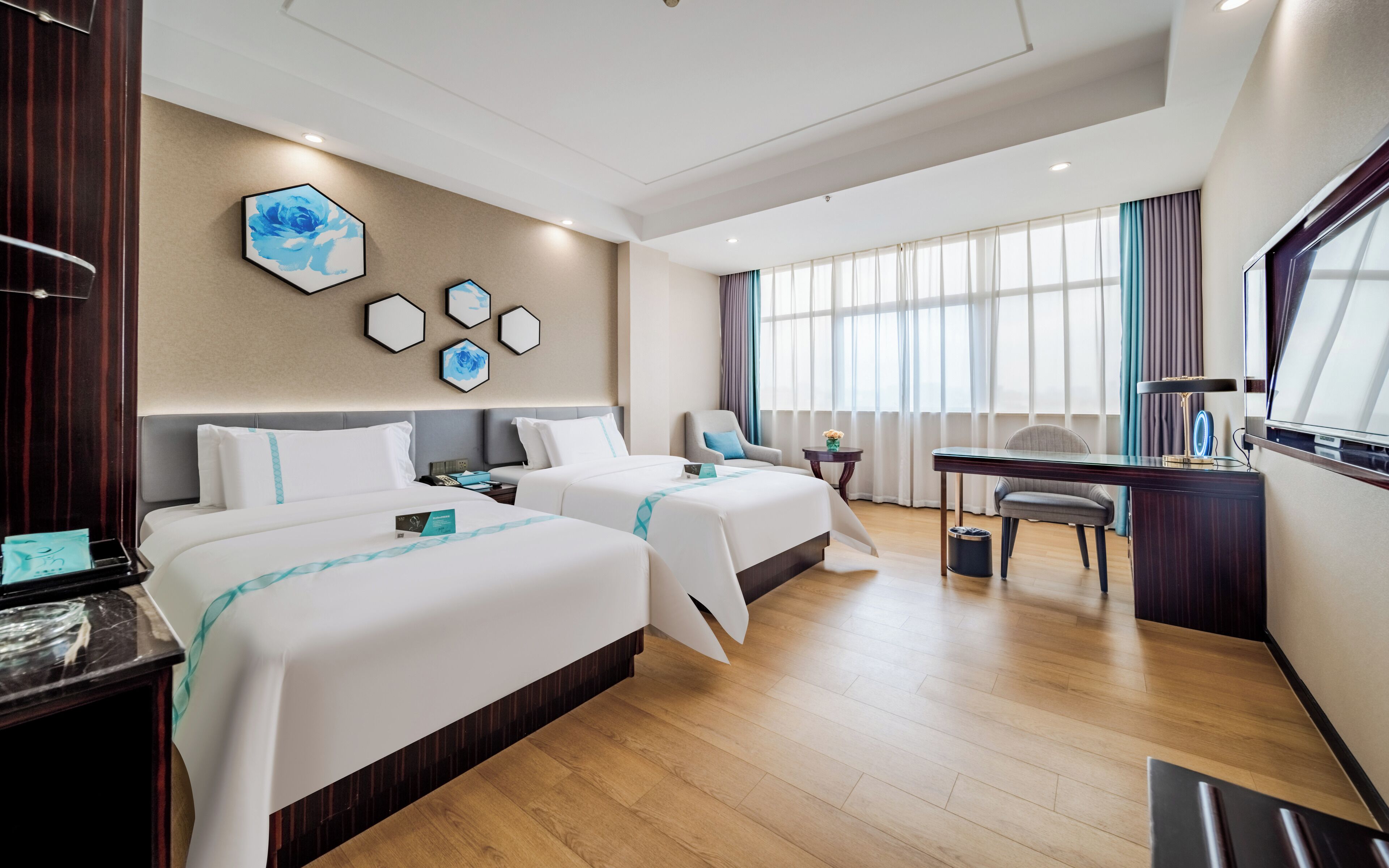 Habitación de lujo con 2 camas individuales, vista a la ciudad | Escritorio, espacio para trabajar con laptop y cortinas blackout 