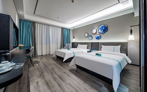 Habitación superior con 2 camas individuales | Escritorio, espacio para trabajar con laptop y cortinas blackout 