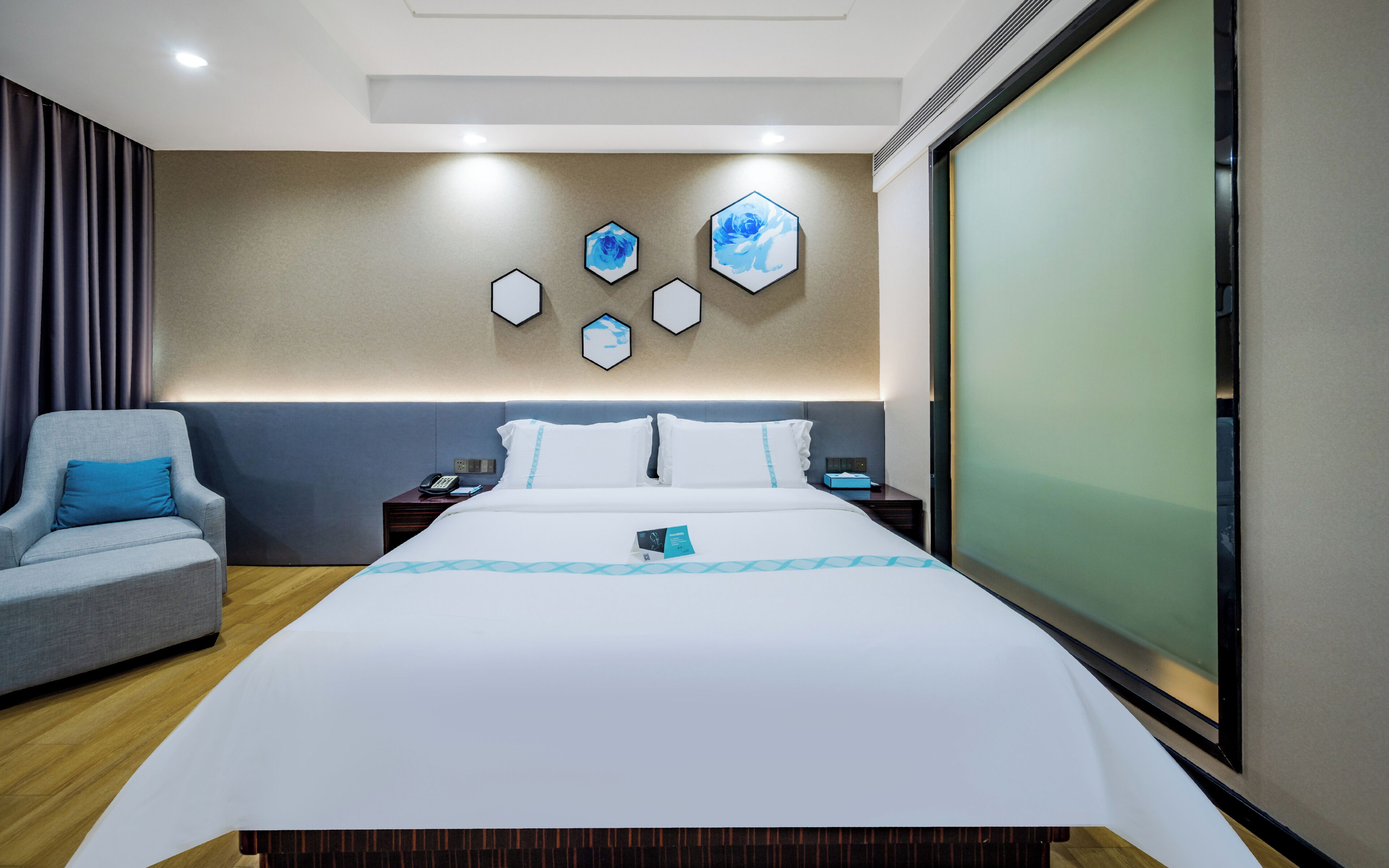 Suite superior, vista a la ciudad | Escritorio, espacio para trabajar con laptop y cortinas blackout 