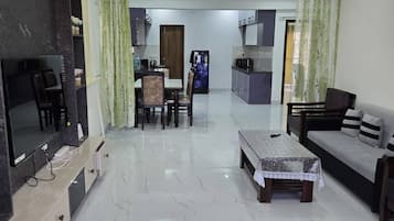 Apartment, 3 Bedrooms, Balcony, City View | Living area