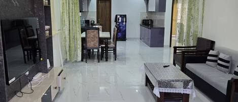 Apartment, 3 Bedrooms, Balcony, City View | Living area