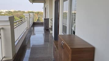 Apartment, 3 Bedrooms, Balcony, City View | Balkoni
