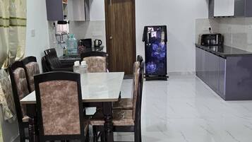 Apartment, 3 Bedrooms, Balcony, City View | Dining