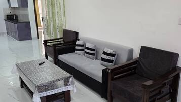 Apartment, 3 Bedrooms, Balcony, City View | Living area
