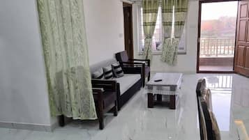 Apartment, 3 Bedrooms, Balcony, City View | Living area