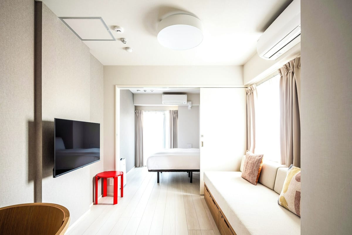 Premier One-Bedroom Apartment - High Floor | Màn/rèm cản sáng, bàn ủi/dụng cụ ủi qu ần áo 