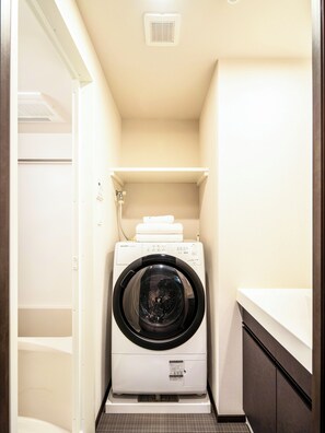 Tina y regadera independientes, secadora de cabello, pantuflas, toallas 