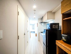 Departamento Premier, balcón | Cocina privada | Refrigerador, microondas, parrilla de estufa y utensilios de cocina 