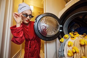 個別の浴槽とシャワー、ヘアドライヤー、スリッパ、タオル