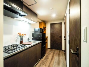 Refrigerador, microondas, placa de cocina, utensilios de cocina