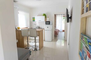 Fridge, microwave, stovetop, coffee/tea maker - Holiday apartment with terrace (Baška)