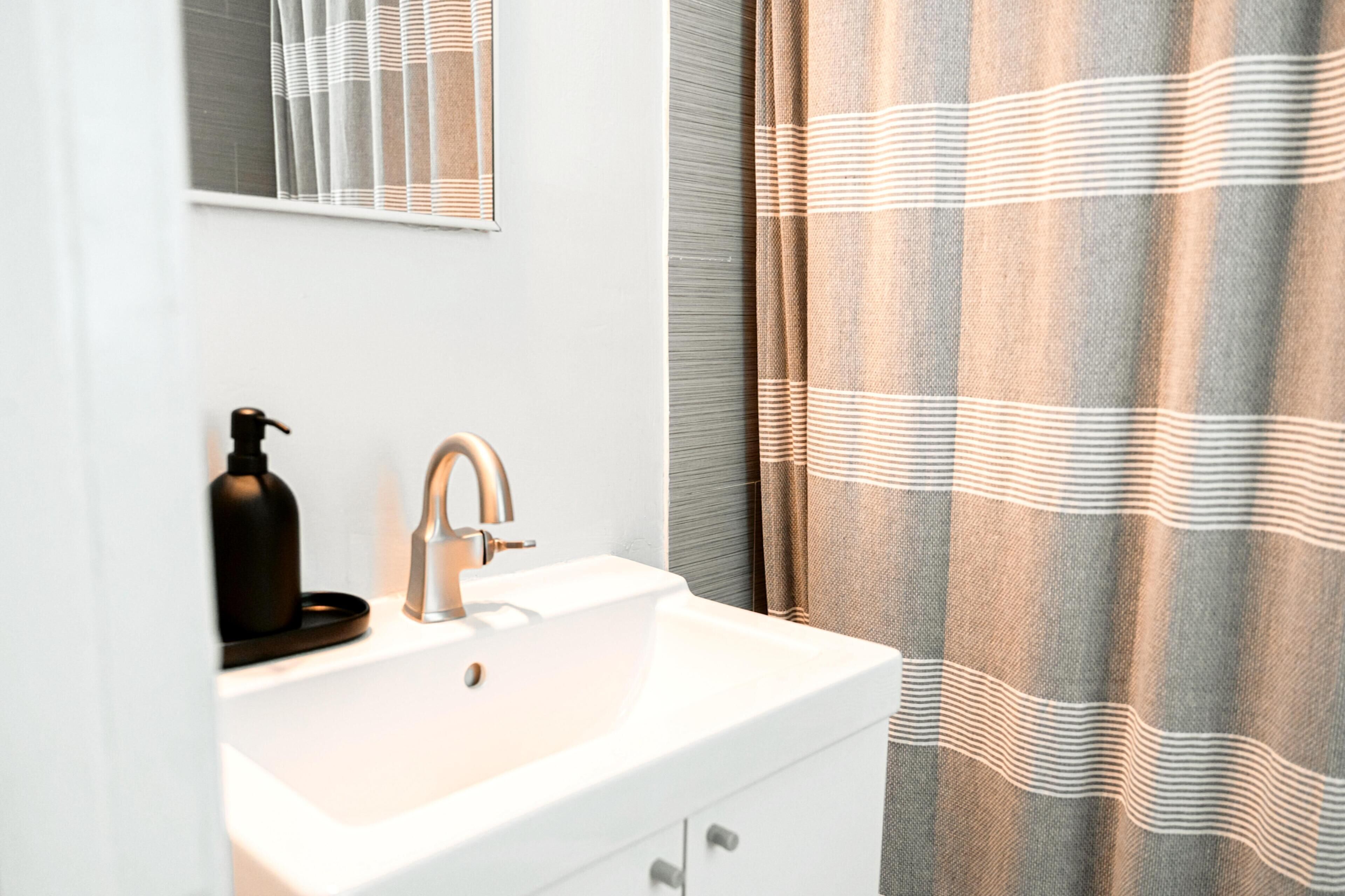 Serviettes fournies, savon, papier toilette