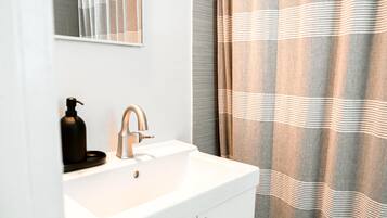 Serviettes fournies, savon, papier toilette